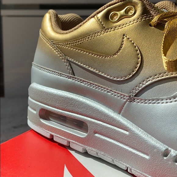 Air Max 1 LX - Metallic Gold & Platinum Ombré - Picture 4 of 6